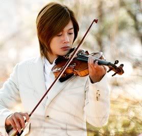 Yoon Ji Hoo playing violin